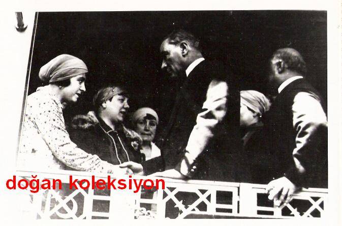 D&K- ATATÜRK İZMİT'TE HANIMLARLA 1 TEMMUZ 1927 1