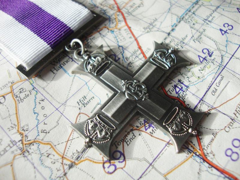 Sertifikalı-kartlı, İngiliz Askeri cross çapraz 1