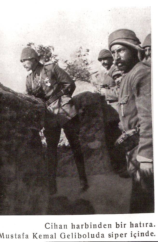 D&K- ATATÜRK ÇANAKKALE'DE SİPERDEN BAKARKEN 1915 1