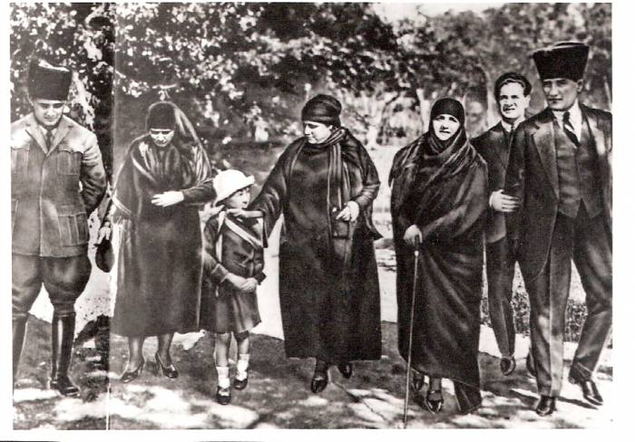 D&K-ATATÜRK-LATİFE HANIMLA ÇANKAYADA 1923 1