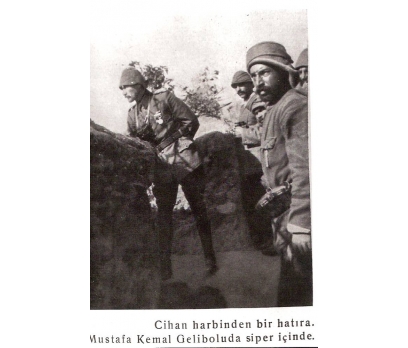 D&K- ATATÜRK ÇANAKKALE'DE SİPERDEN BAKARKEN 1915 1 2x